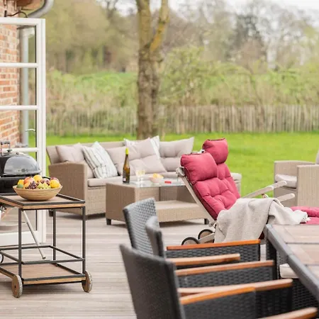 Sattlerei Gut Priesholz Fuer Familien Und Hunde Mit Sauna Kamin Und Eingezaeuntem Garten *
