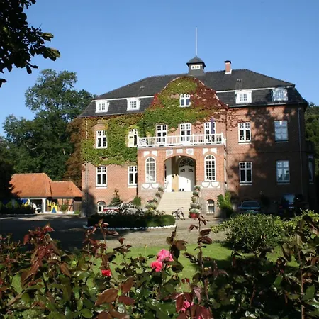 Sattlerei Gut Priesholz Fuer Familien Und Hunde Mit Sauna Kamin Und Eingezaeuntem Garten Rabenholz