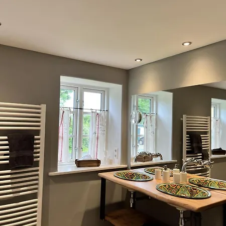 Sattlerei Gut Priesholz Fuer Familien Und Hunde Mit Sauna Kamin Und Eingezaeuntem Garten *